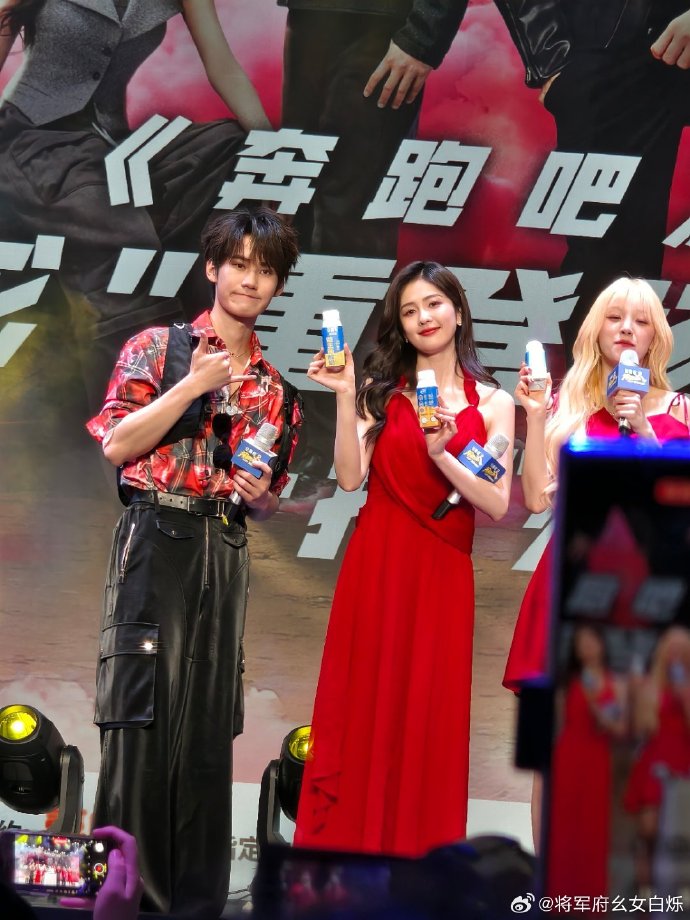 既巧妙地为张真源解了围，又向台下的“金主爸爸”交了一份满意的答卷。