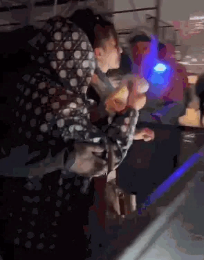 她还坚持和歌迷挥手告别