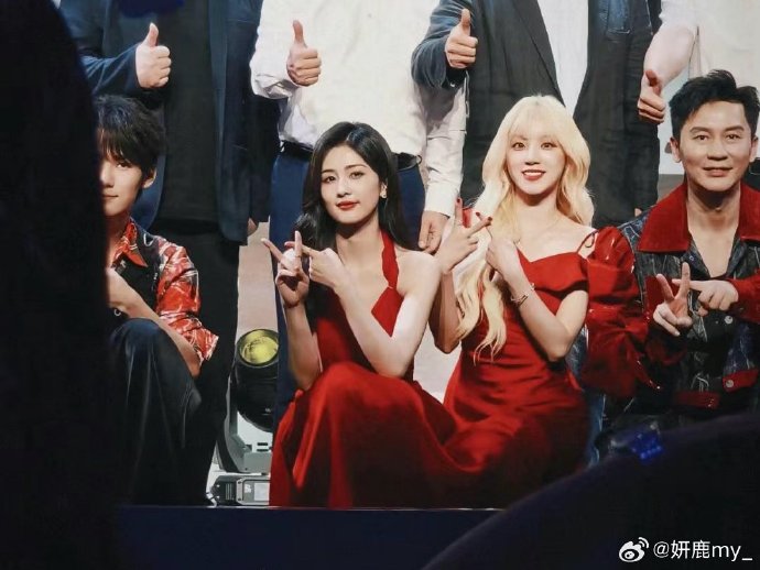 白鹿毫不犹豫地用自己的长裙的裙摆为她遮挡