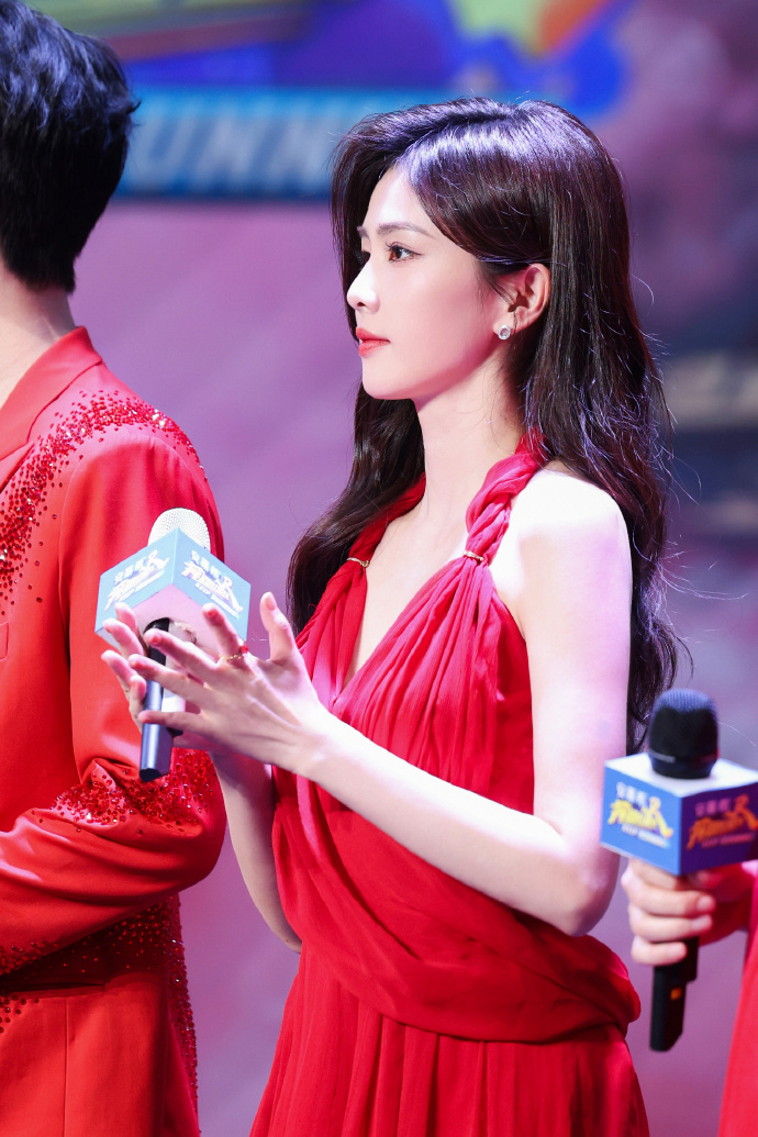 #白鹿身穿红裙亮相，赚足关注度