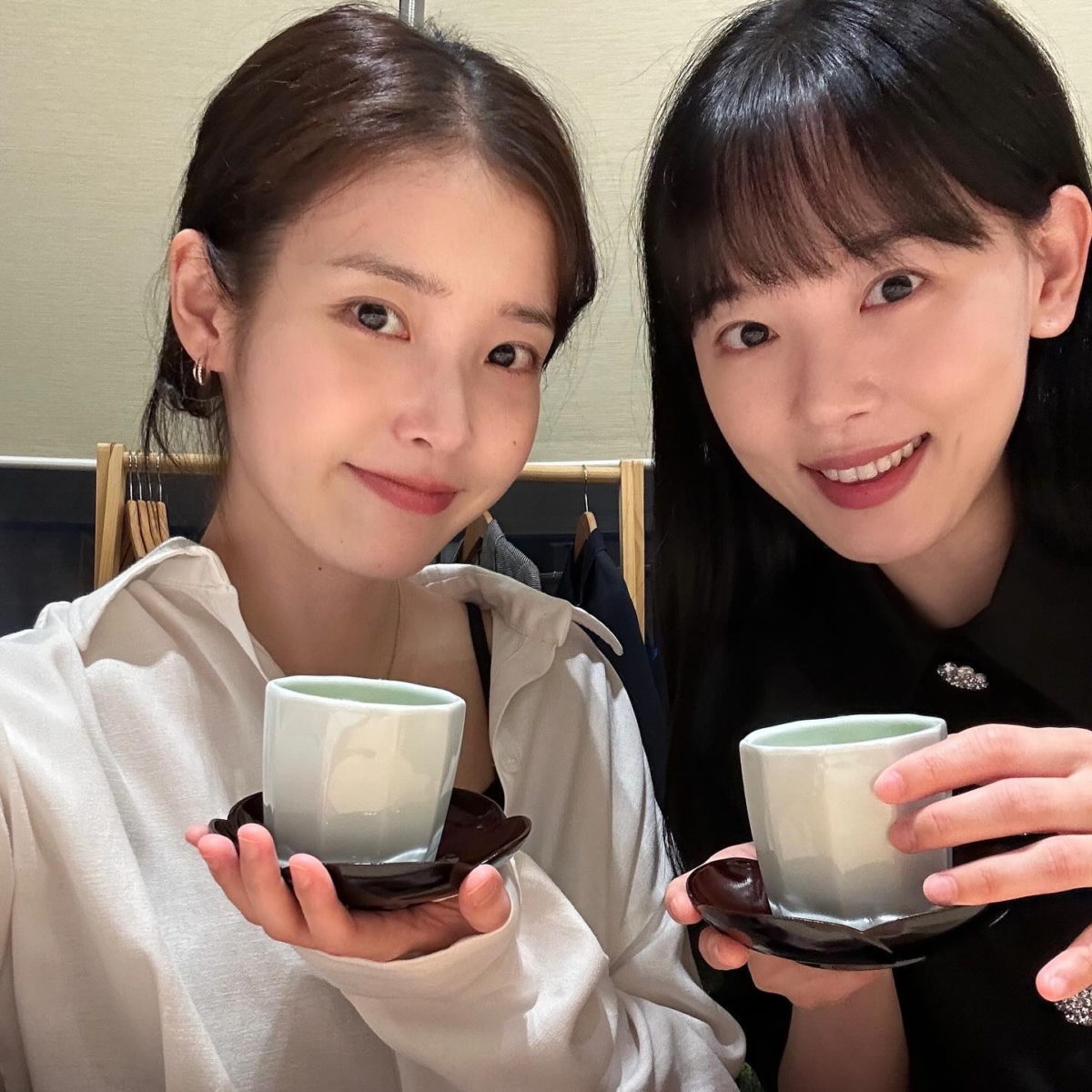 姜汉娜提前为 IU 庆生