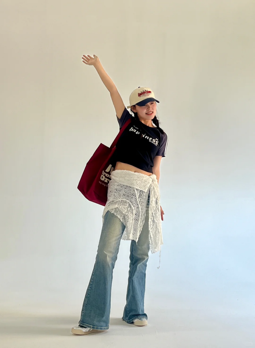 STYLE 2：运动上衣+牛仔裤+蕾丝腰封+棒球帽