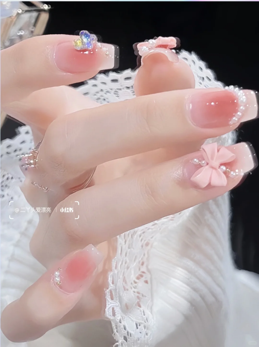 夏季美甲款式 6、珍珠蝴蝶