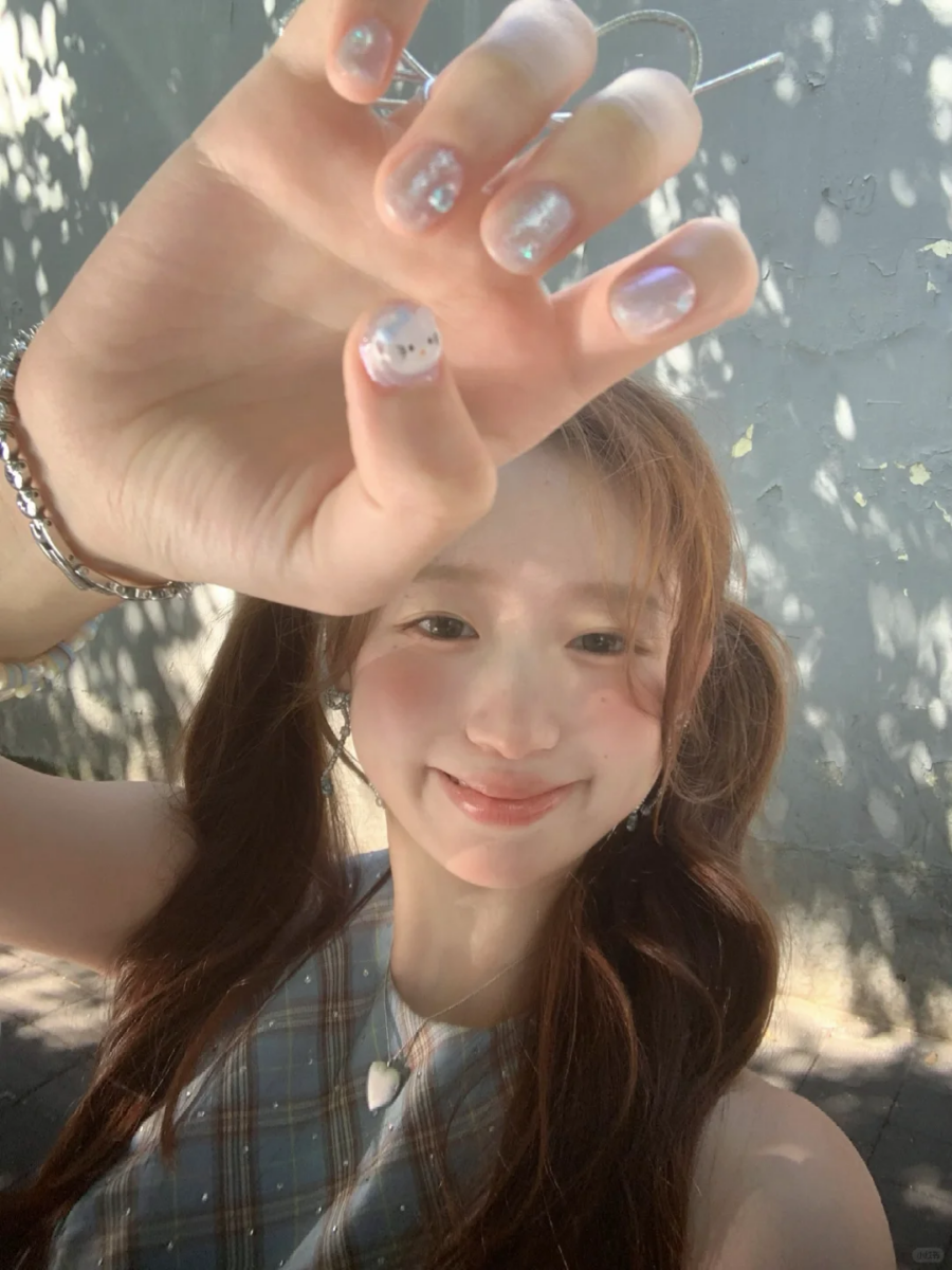 夏季显白美甲款式 5、玻璃弹珠
