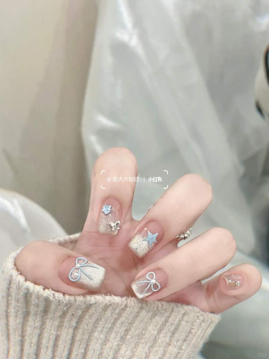 夏季显白美甲款式 3、薄荷奶蓝