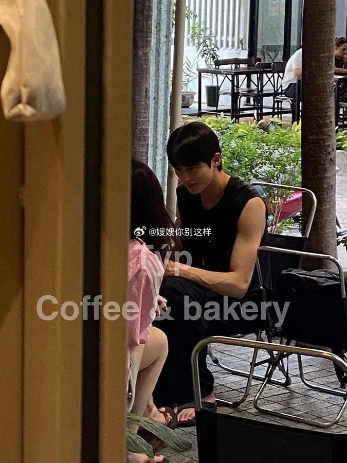 边佑锡和一名女子用餐