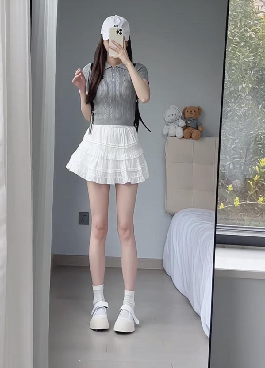 带有小刺绣或徽章装饰的POLO T恤