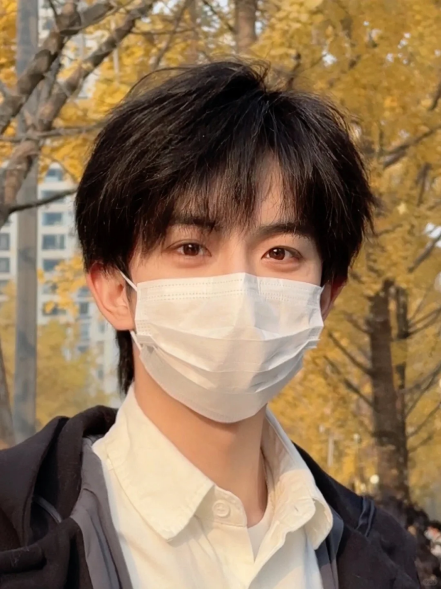 男生流行发型:微分碎盖