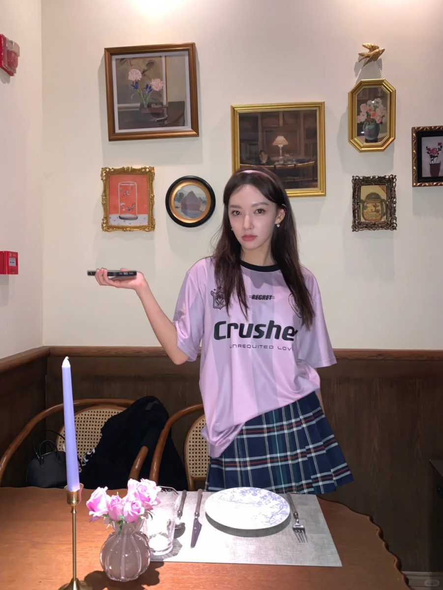 STYLE 3：运动风字母T+格纹半裙（程潇）