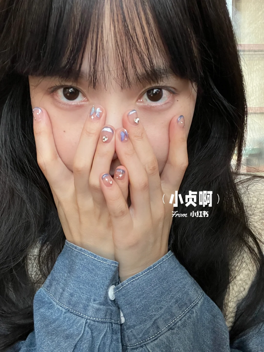 夏季显白美甲款式 9、碎钻蝴蝶