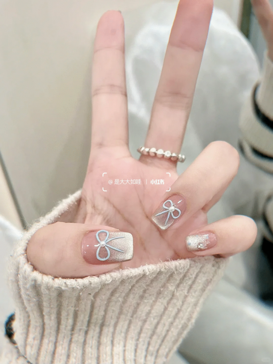 夏季显白美甲款式 3、薄荷奶蓝