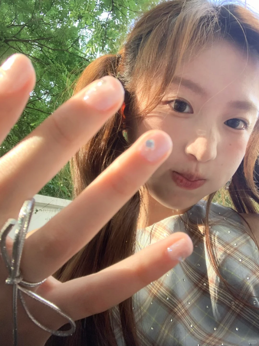 夏季显白美甲款式 5、玻璃弹珠