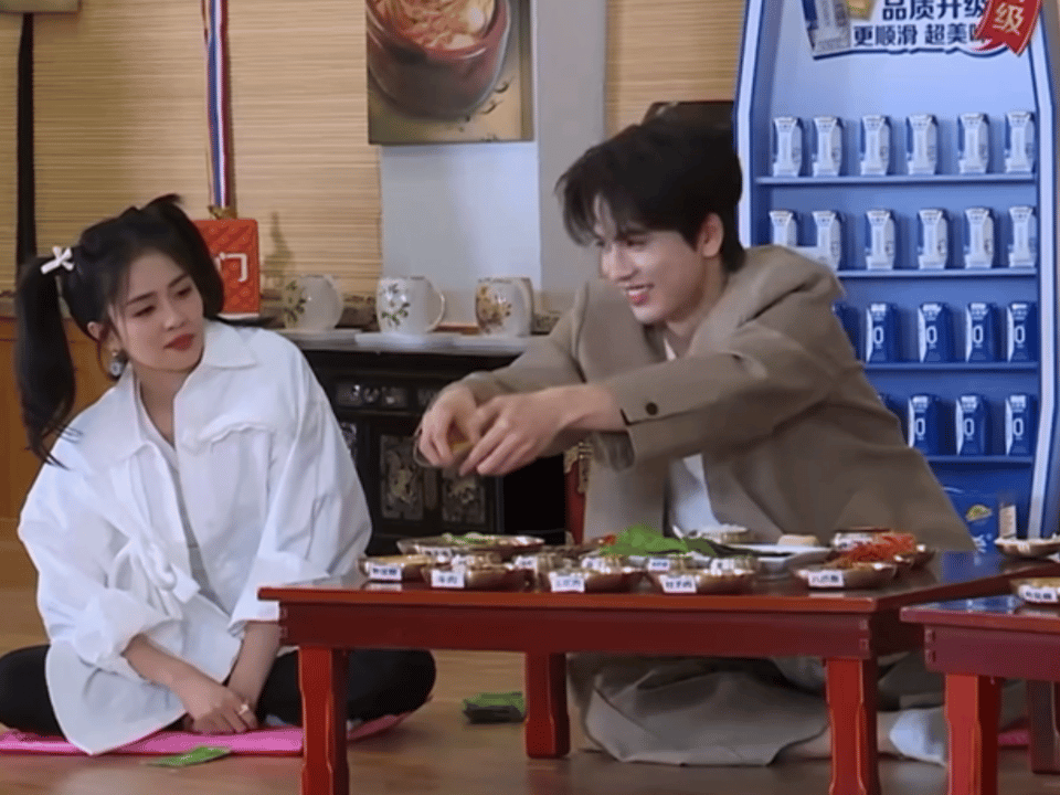 张凌赫亲手投喂白鹿