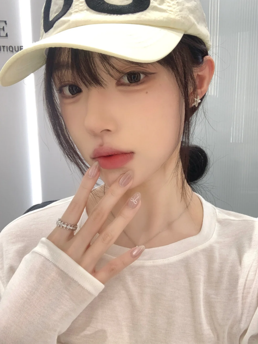 夏季显白美甲款式 8、裸粉猫眼