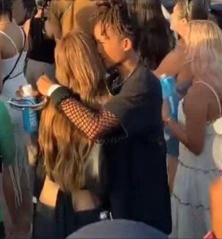 之后还晒出照片补充,表示照片中的人为Lisa,「实锤来了,和有女友的演员在科切拉当众拥抱接吻」。