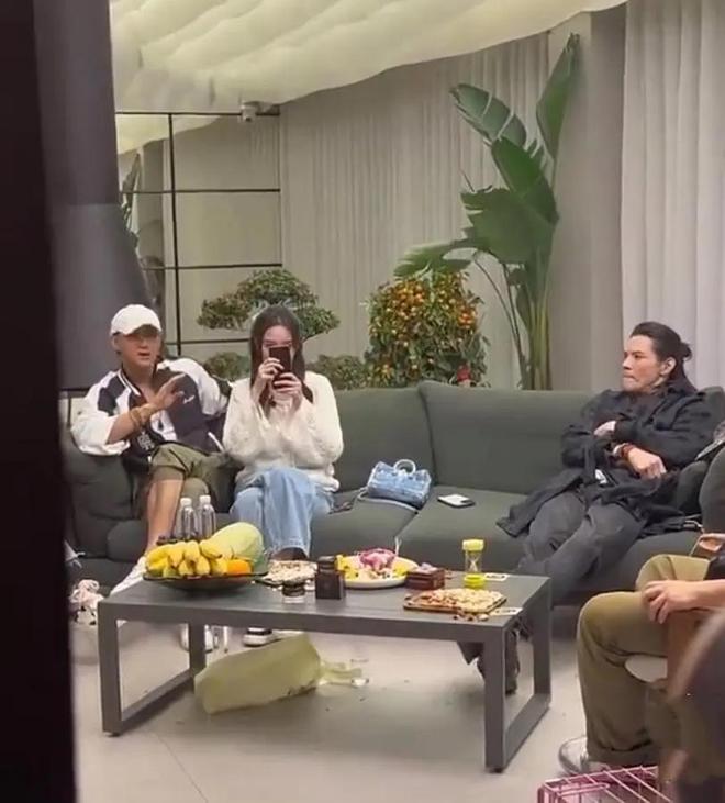 两人会坐在一起,甚至会做出亲密的举动