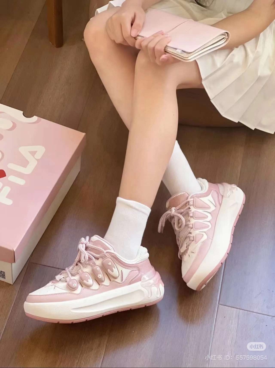 鞋身的粉色设计宛如甜美的冰淇淋