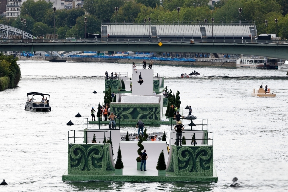 航线所经过的每座桥梁上都会有艺术表演