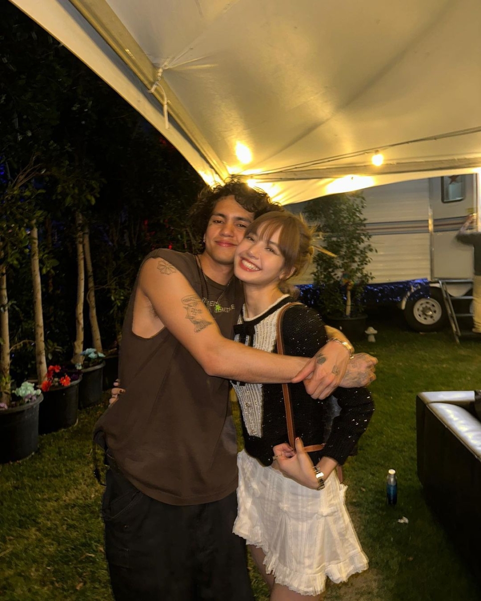 晒出Lisa与一名男子的合照