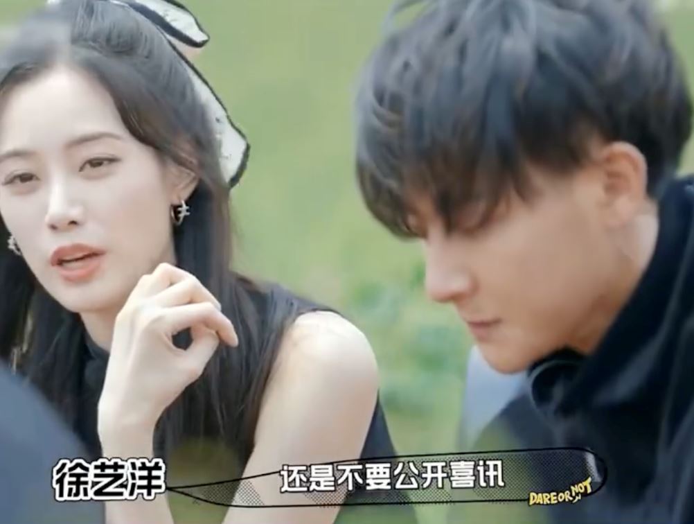 不公开恋情是因为TA?!