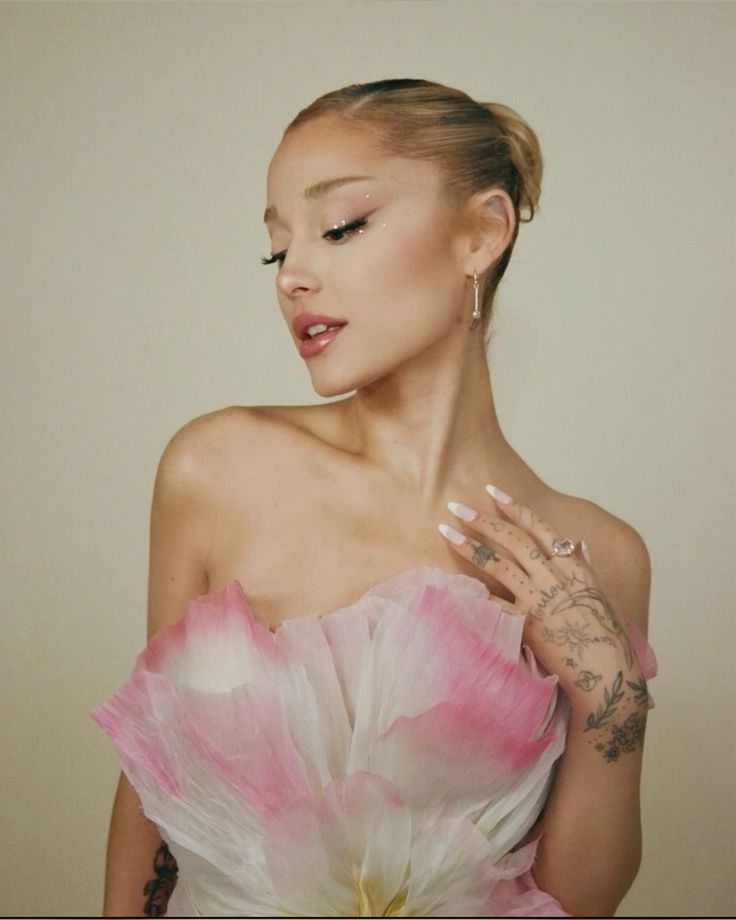 适度的裸露可以增加造型的轻盈感