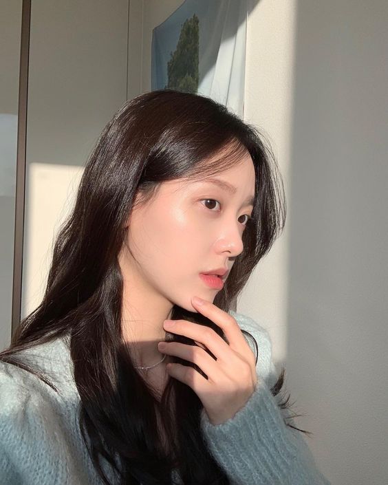 洗完脸正常擦干后，未及时护肤