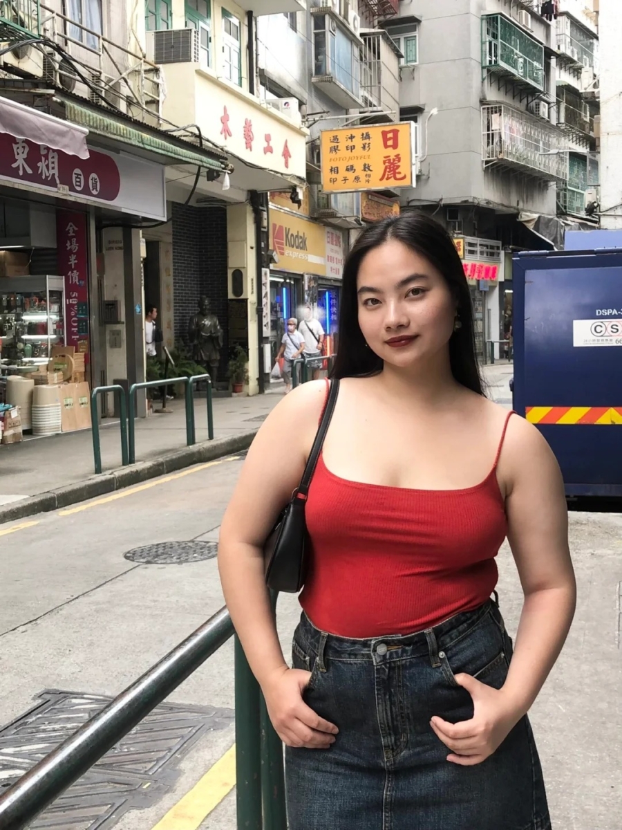 1、上衣以红色为主