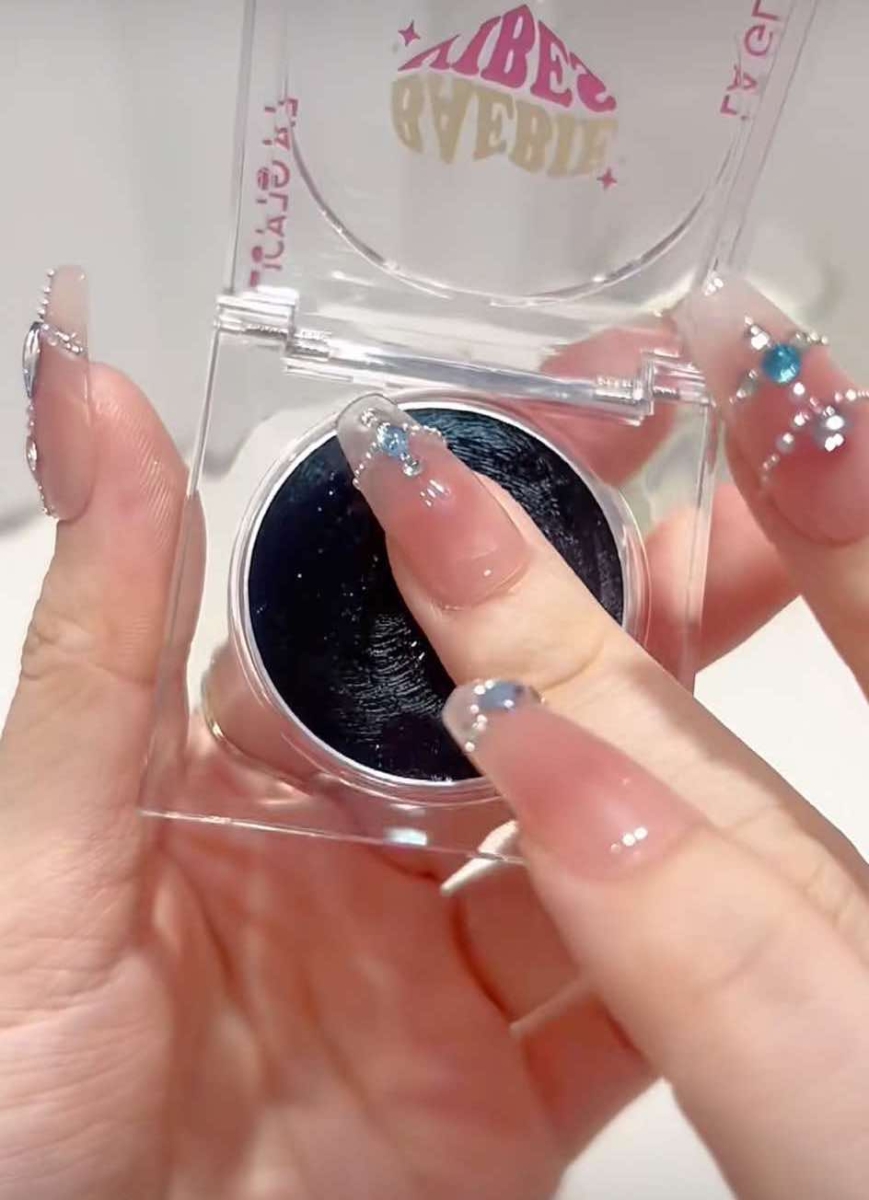 这酷妹黑色美学魅力令人无法抵挡