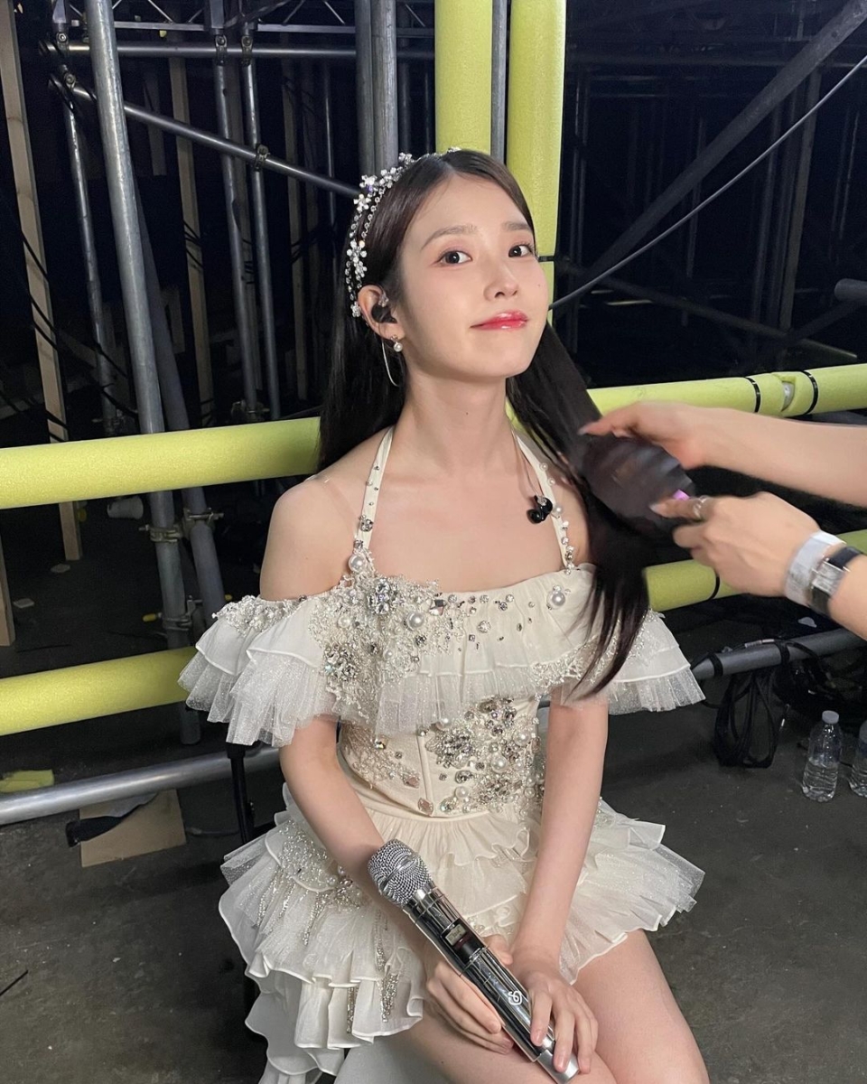 世界破破烂烂，总有IU 缝缝补补