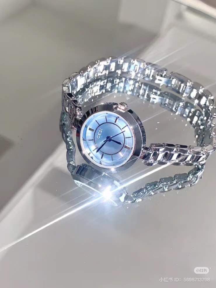 特别是清透的冰蓝配色，给人一种清新脱俗的感觉