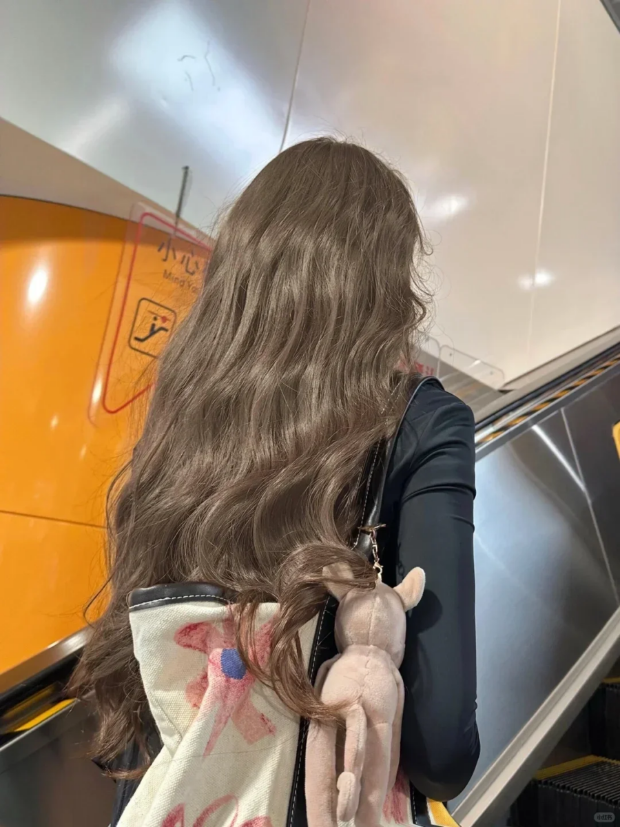 榛果灰棕发色偏冷色调