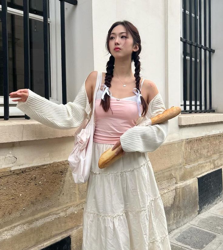 下半身则选择宽松的裤子或裙子