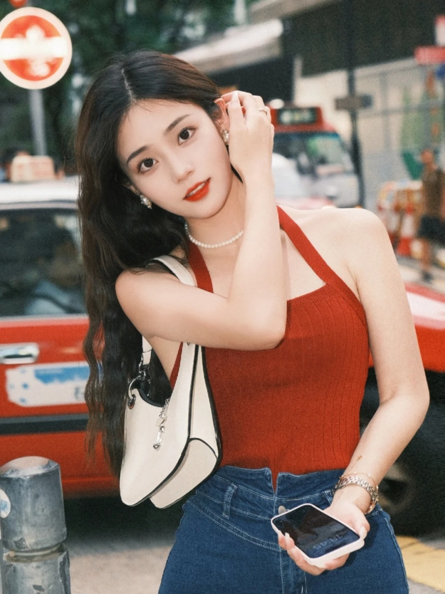 1、上衣以红色为主