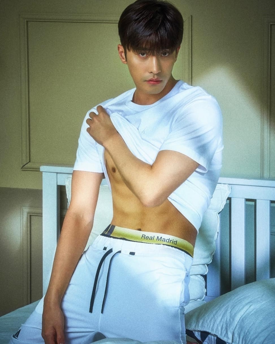 10、成勋 · 游泳