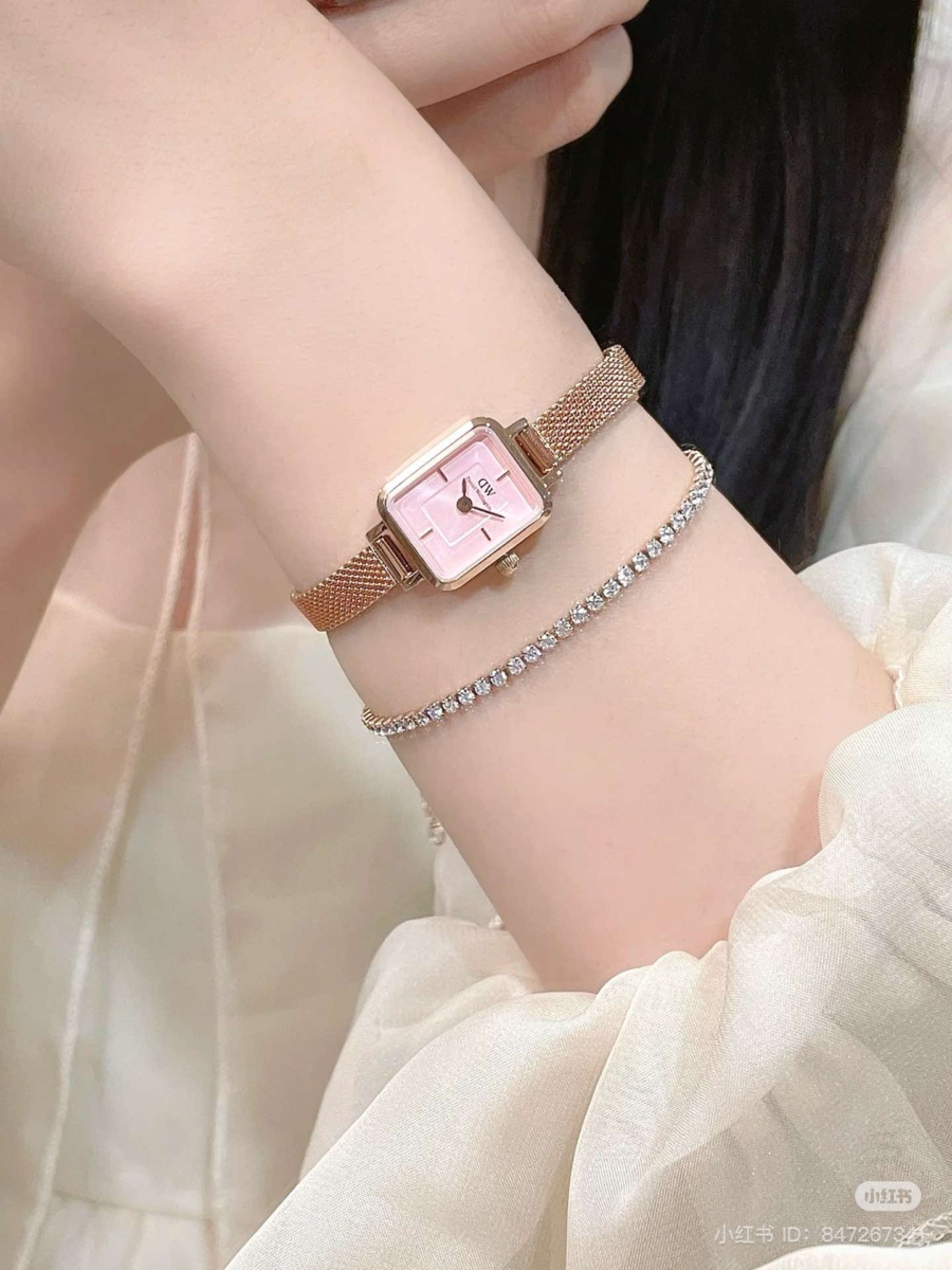 温婉的蜜桃少女