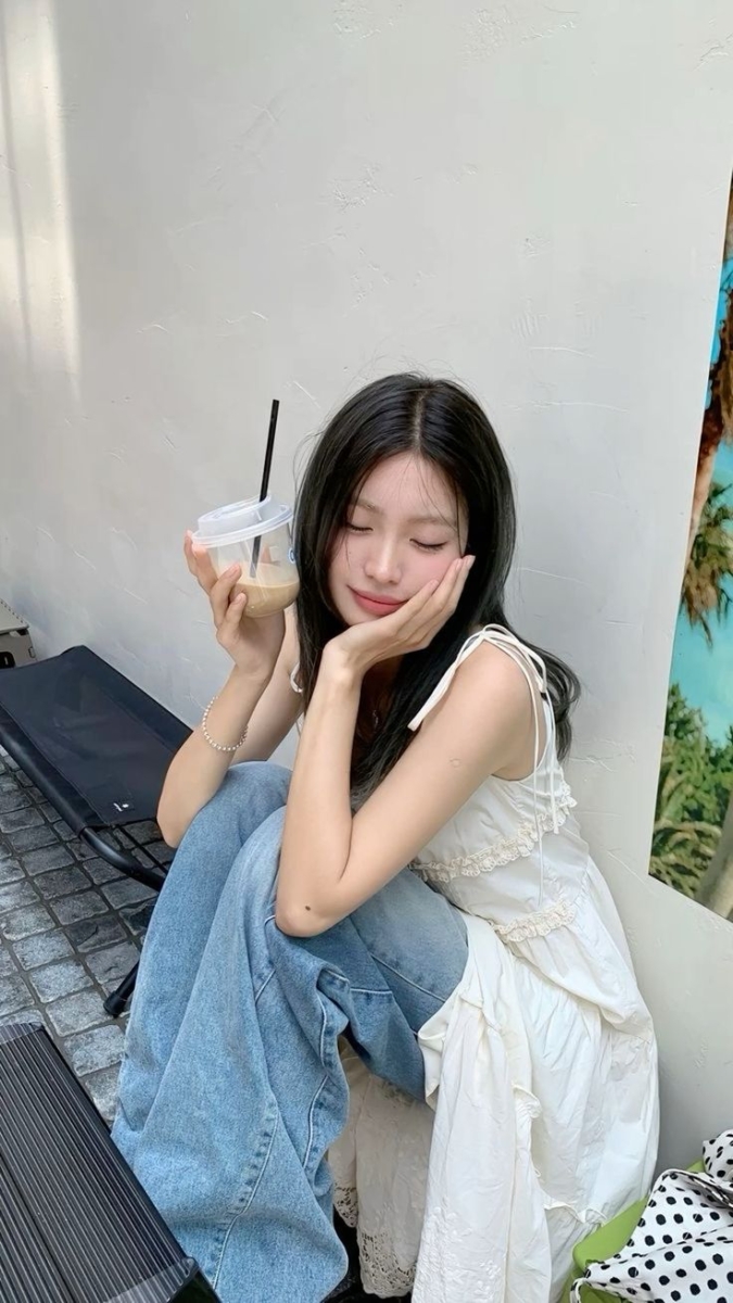 露出手腕和颈部线条