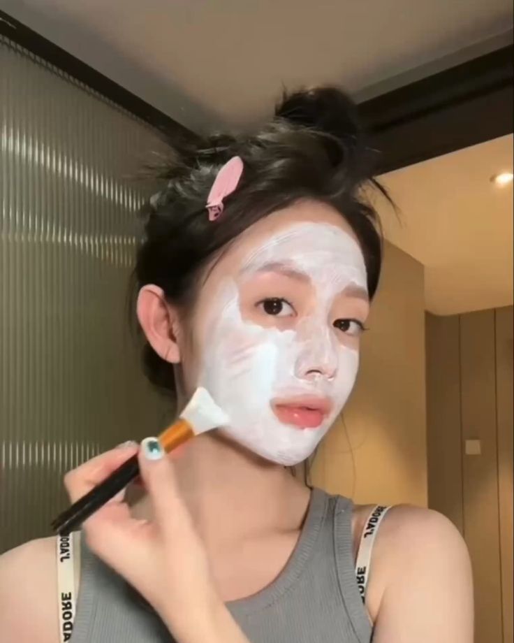 定期使用泥膜，每 10 天用一次，隔天使用酸类产品