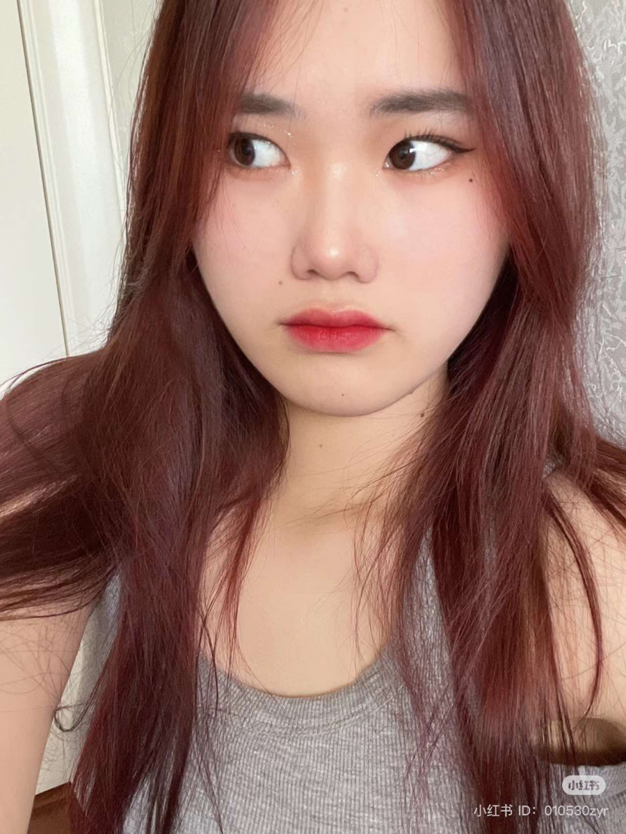 红棕色发色可以带来活力和个性,且在阳光下会显得更加迷人