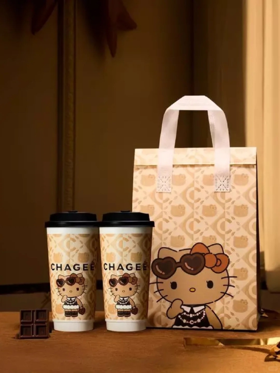 Chagee x Hello Kitty 联名限定包装袋与奶茶杯 Monogram 设计