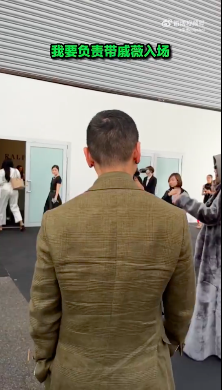 晒出了他给戚薇当一天助理的记录