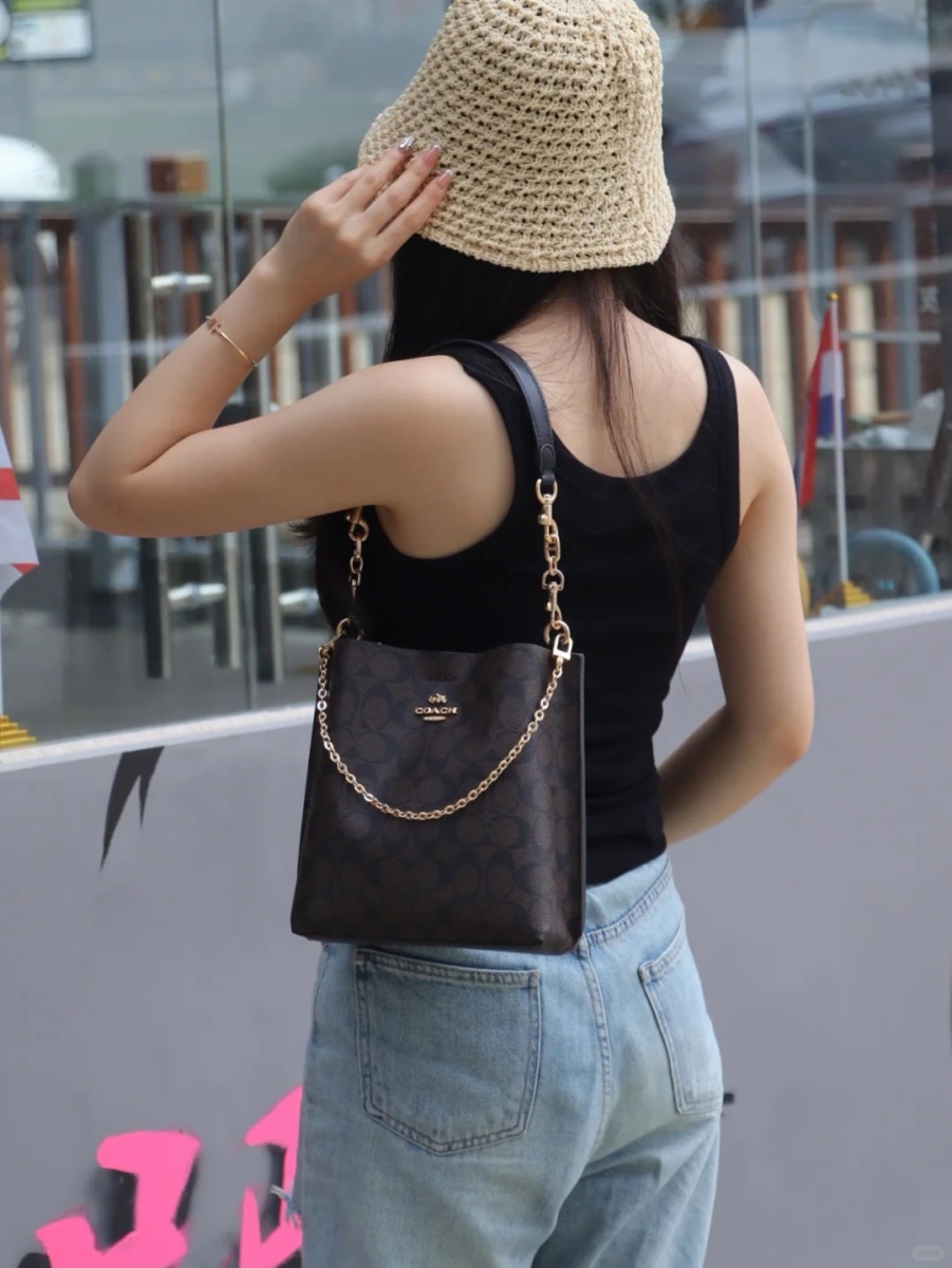 Coach 包包推荐 | 3、水桶包 Mollie 22
