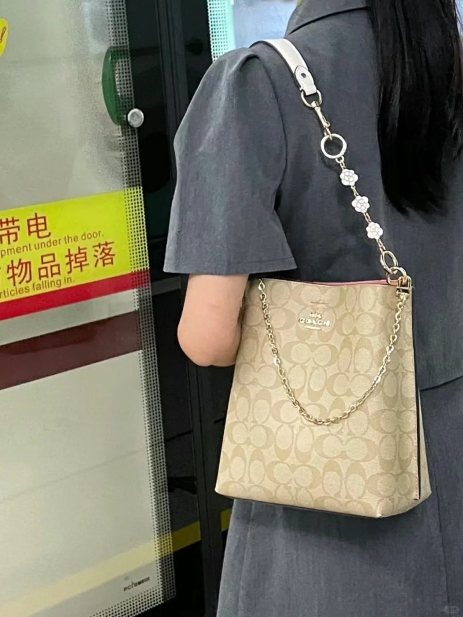 Coach 包包推荐 | 3、水桶包 Mollie 22