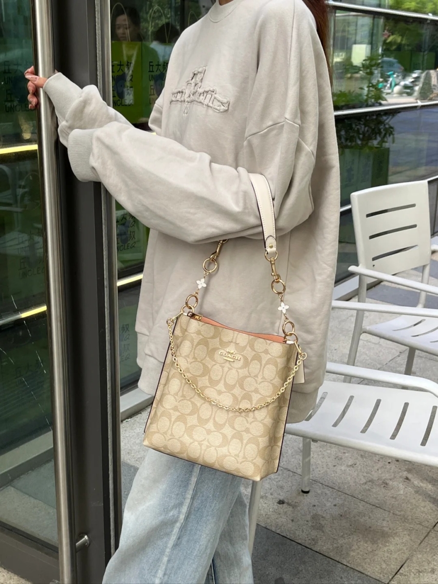 Coach 包包推荐 | 3、水桶包 Mollie 22