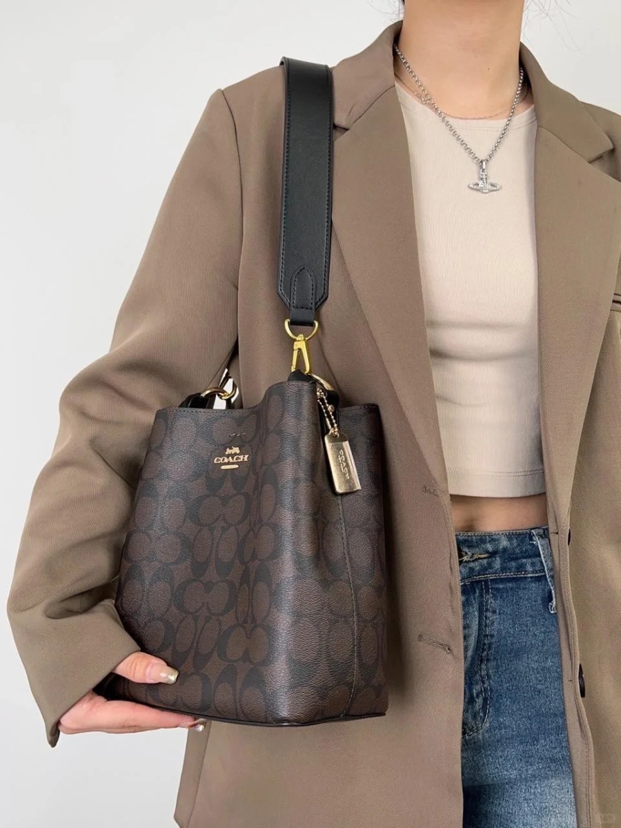 Coach 包包推荐 | 3、水桶包 Mollie 22