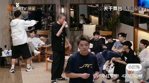 休息期间,也一直盯着杜海涛练习
