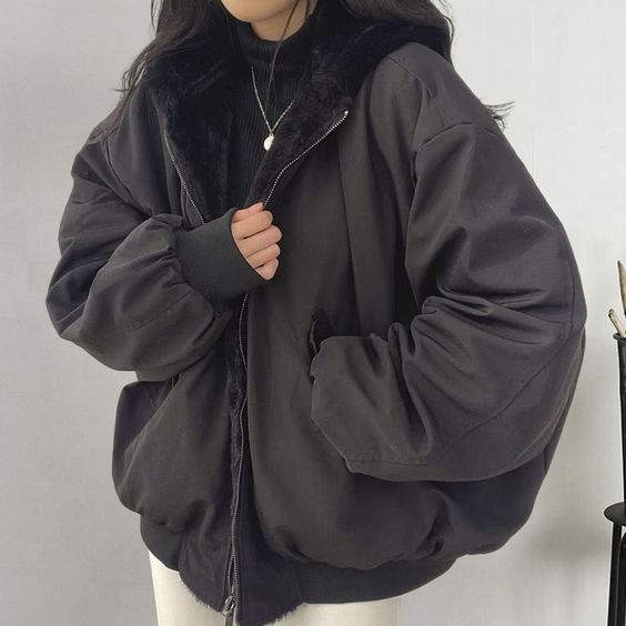 对于羽绒服的选择,建议购买黑色款式