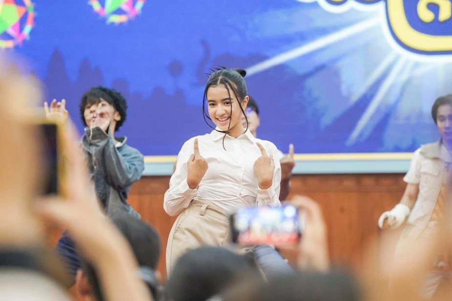 珍娜小公主多才多艺,还精通各国语言