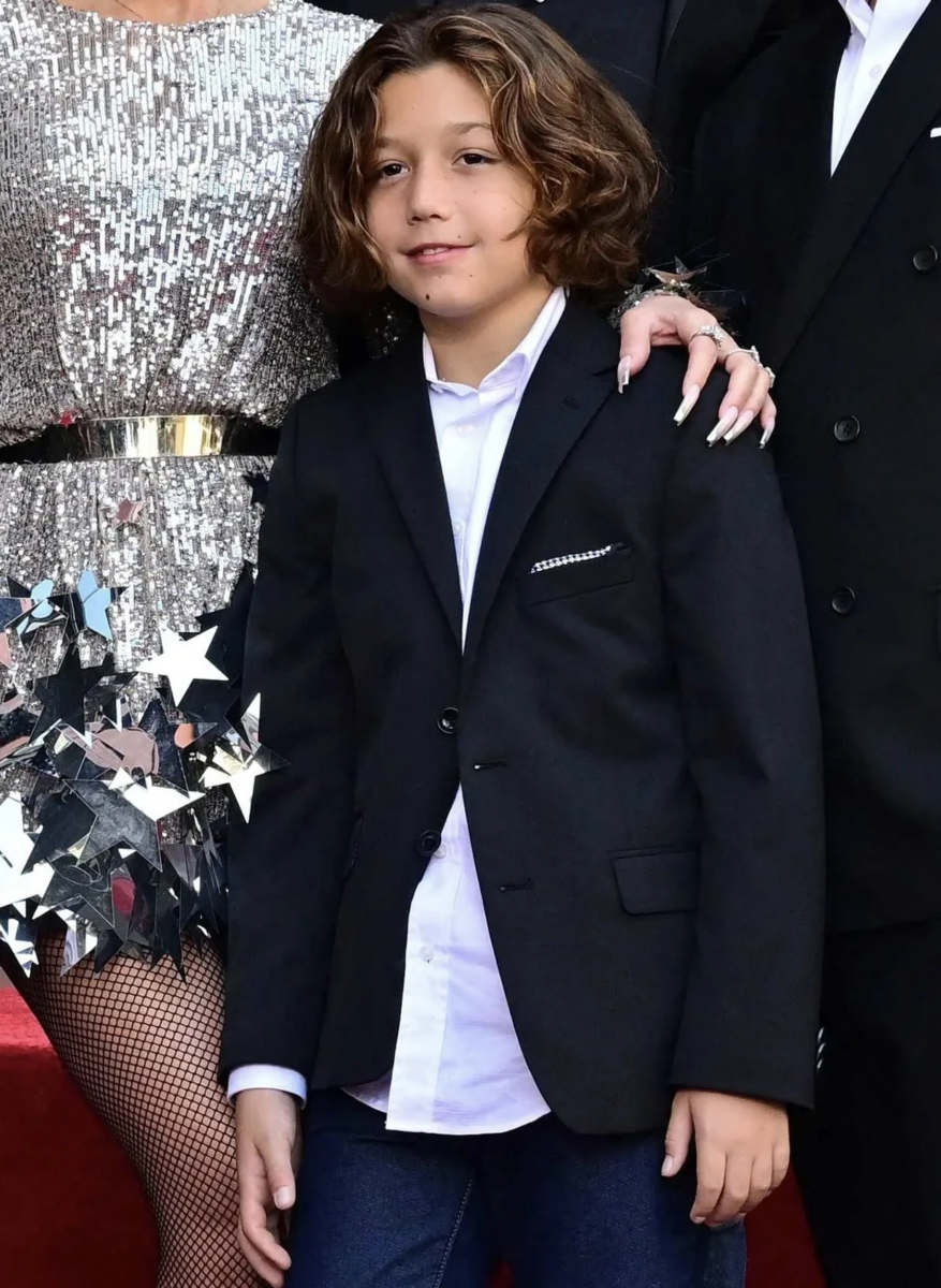 此外，ATEEZ在K-POP藝人首次在可容納約4萬名觀眾的法國巴黎“拉德芳斯競技場”舉行單獨演唱會，增加了2025年歐洲巡演的特殊意義。  今年7月和8月，ATEEZ透過北美巡演在10個城市進行了13場演出，與約20萬名當地粉絲見面。他們在洛杉磯'BMO體育場(BMO  Stadium)'登上了北美第一 ..., image size:877x1200