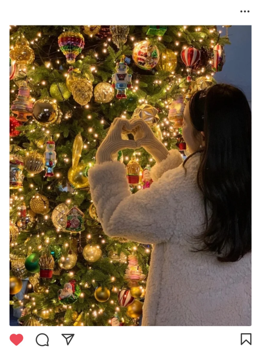 圣诞节拍照姿势 09：I人背影比心，不露脸也能拍出氛围感