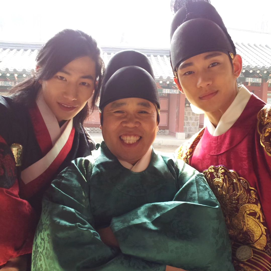 《拥抱太阳的月亮》